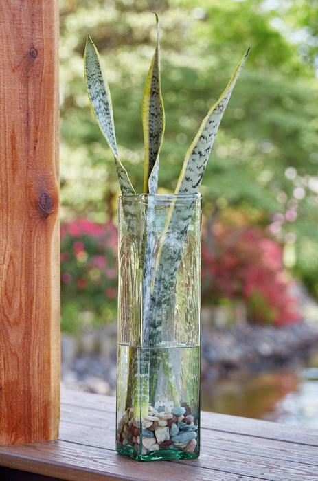 Taylow Vase - Visions in Furniture (La Mirada, CA)