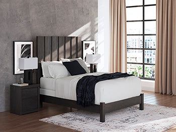 Fraluna Bed - Visions in Furniture (La Mirada, CA)